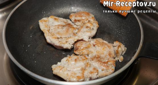 Обжариваем куриное филе